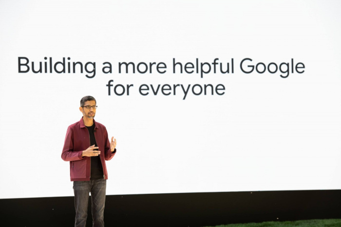 عکس ساندار پیچای، مدیر ارشد اجرایی گوگل، در حال ارائه چت بات مبتنی بر هوش مصنوعی Bard